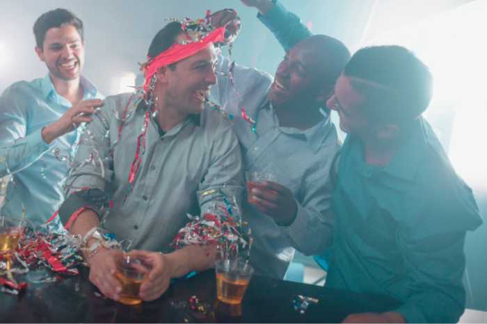 groupe d'amis en soirée